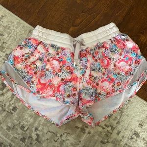 Lululemon Flowabunga Original Hotty Hot Shorts Sz 6 floral